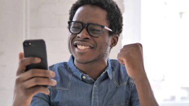 Akıllı Telefon Kullanırken Başarının Keyfini Çıkaran Afrikalı Adam