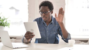 Afrikalı Adam 'ın Tablet' te Çevrimiçi Video Sohbeti