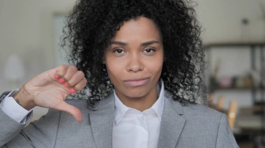 Üzgün Afrikalı İş Kadını tarafından Thumbs Down