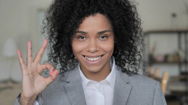 Tamam İşaret memnun Afrikalı İş kadını tarafından