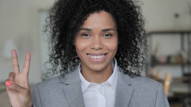 Pozitif Afrikalı İş Kadını Zafer İşareti