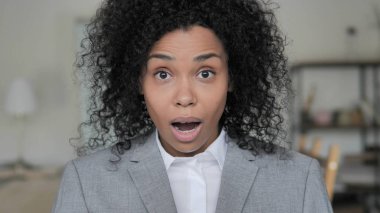 Şok Afrikalı İş Kadını İş Yerinde Merak