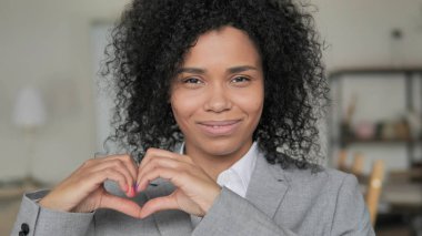 Mutlu Afrikalı İş Kadını'ndan Kalp Jesti