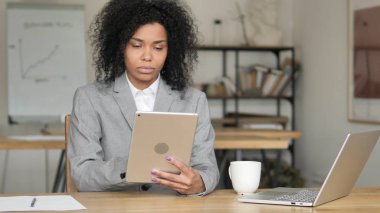Tablette İnternet Tarama Afrikalı İş Kadını