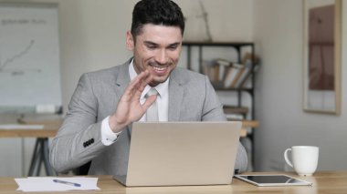 Smartphone ve dizüstü kullanarak iş adamı