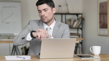 Smartwatch kullanma office iş adamı
