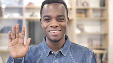 Merhaba, Genç Afrikalı Adam Hoşgeldiniz El Sallayarak