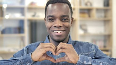 Mutlu Genç Afrikalı Adam tarafından Kalp Jesti