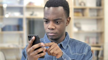 Genç Afrikalı Adam Tarama Smartphone