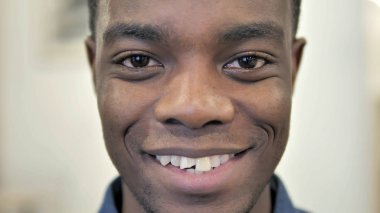 Genç Afrikalı Adamın Gülen Yüzü