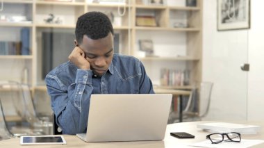 Uyku Yorgun Genç Afrikalı Man İş Yerinde Rahatlatıcı