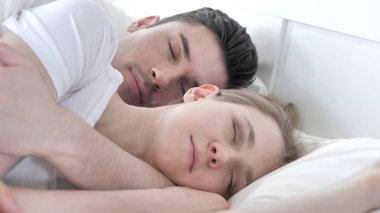 Uyuyan Genç Çift Yatakta Yatıyor