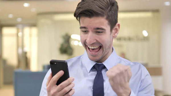 Empresário animado comemorando o sucesso no Smartphone — Fotografia de Stock