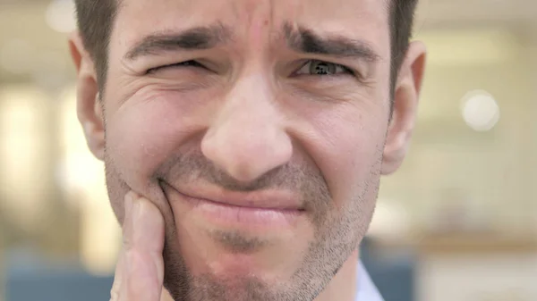Nahaufnahme von Zahnschmerzen, Mann mit Zahnschmerzen — Stockfoto