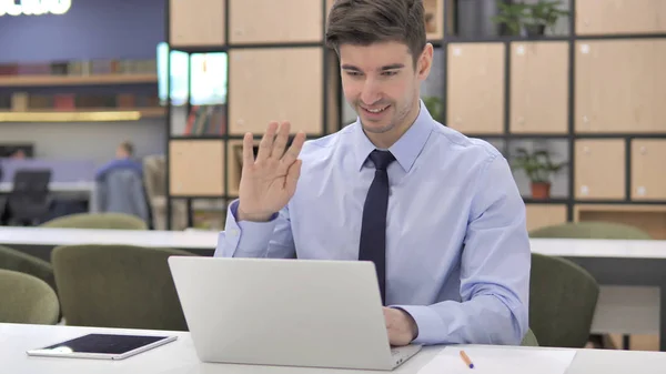 Video Chat en línea por Empresario en la Oficina — Foto de Stock