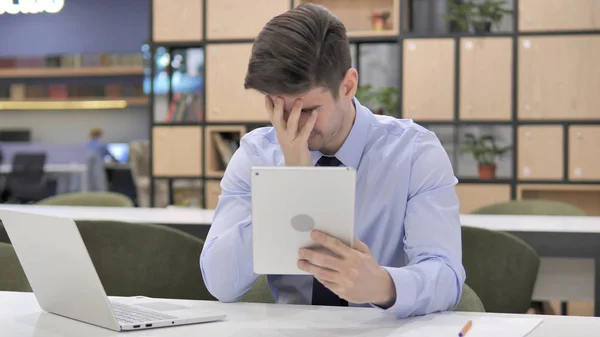 Businessman Reacting to Loss on Tablet — Stock Photo, Image