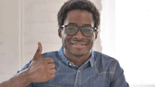 Kameraya Bakan Afrikalı Adam tarafından Thumbs Up — Stok fotoğraf