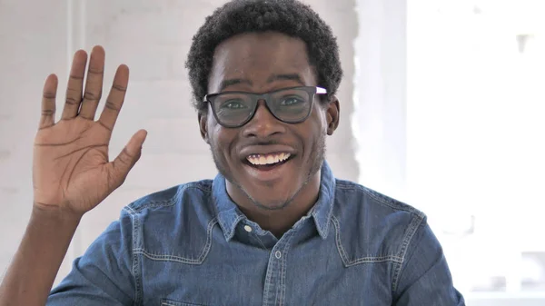 Hallo, Casual Afro-Amerikaanse Afrikaanse man zwaaiende hand te verwelkomen — Stockfoto