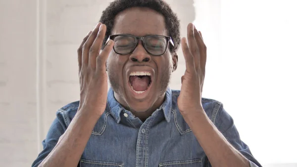 Skrikande, arg afrikansk man går galet i depression — Stockfoto