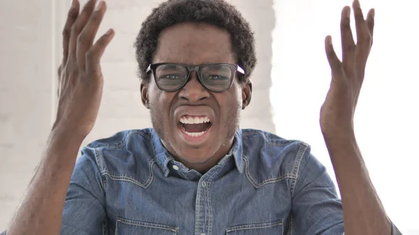 Boze Afrikaanse man schreeuwen tijdens het werken in Office — Stockfoto