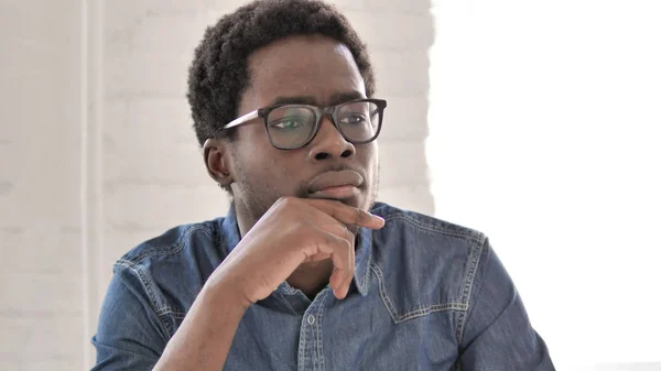 Pensive Afrikaanse man denken een idee — Stockfoto