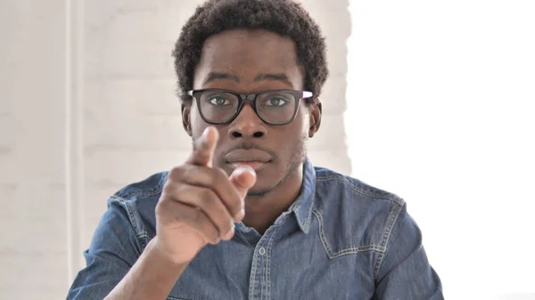 Hombre africano señalando hacia la cámara — Foto de Stock