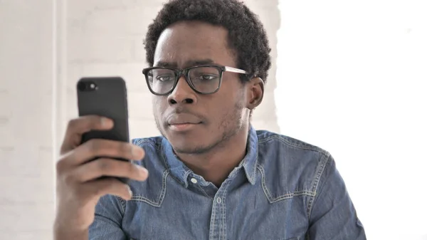 Homem Africano Usando Smartphone, Mensagens de texto — Fotografia de Stock
