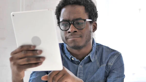 Homem Africano digitando e-mail em Tablet — Fotografia de Stock