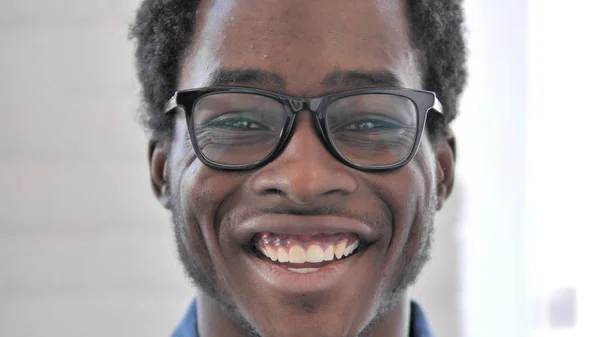 Усміхнене обличчя африканської людини, крупним планом — стокове фото
