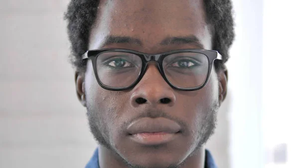 Ansikte allvarliga afrikansk man — Stockfoto