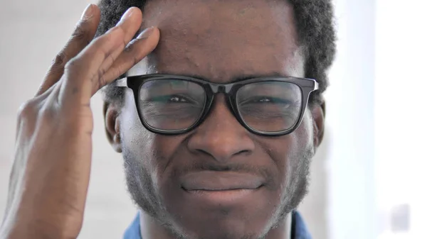 頭痛を持つアフリカ人男性の顔クローズアップ — ストック写真