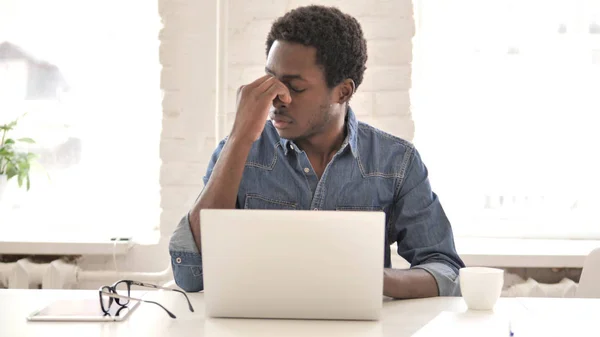 Bolest hlavy, unavený muž pracující na Laptop — Stock fotografie