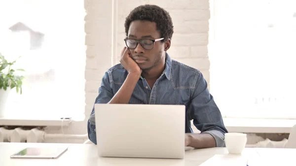 Närbild av trött afrikansk man sova på jobbet — Stockfoto