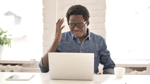 Man i glasögon reagerar på förlust när du använder Tablet — Stockfoto