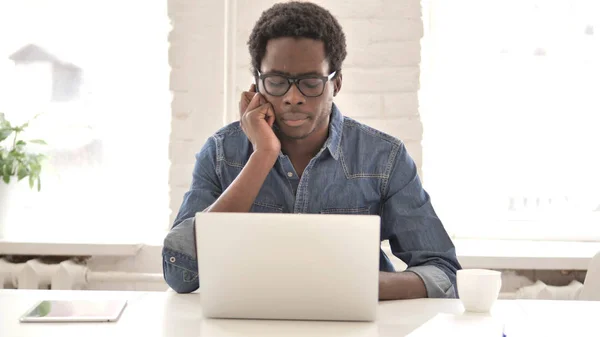 Afrykańczyk rozmawiający przez telefon w pracy — Zdjęcie stockowe