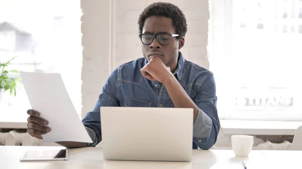 Pensive African Man robi Paperwork w biurze — Zdjęcie stockowe
