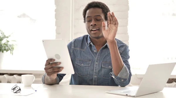 Online Video Chat przez afrykańskiego człowieka na tablecie — Zdjęcie stockowe