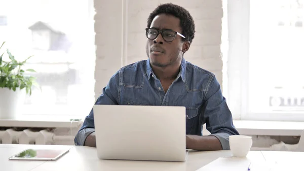 Fundersam afrikansk Man tänka och arbeta på Laptop — Stockfoto