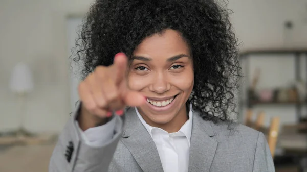 Mujer de negocios africana señalando hacia la cámara —  Fotos de Stock