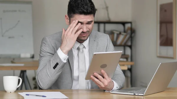 Empresário Reagindo à Perda no Tablet — Fotografia de Stock