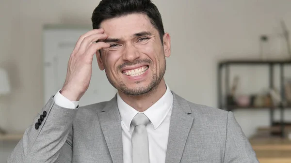 Frustrierter Geschäftsmann verärgert über Geldverlust — Stockfoto