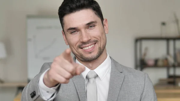 Joven hombre de negocios señalando hacia la cámara — Foto de Stock