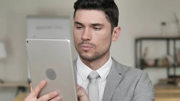 İşadamı Internet Tablet tarama — Stok fotoğraf