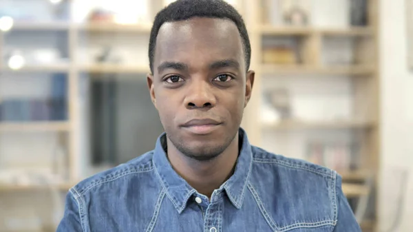 Retrato de un joven africano serio —  Fotos de Stock