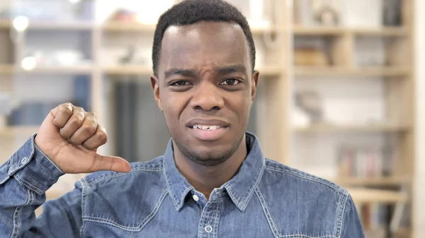 Thumbs Down Genç Afrikalı Man tarafından — Stok fotoğraf