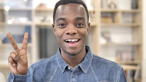 Pozitif Genç Afrikalı Adam tarafından Zafer İşareti — Stok fotoğraf