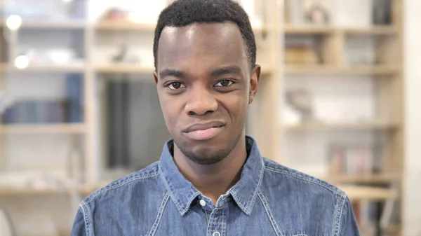Jonge Afrikaanse man ontkennen aanbod — Stockfoto