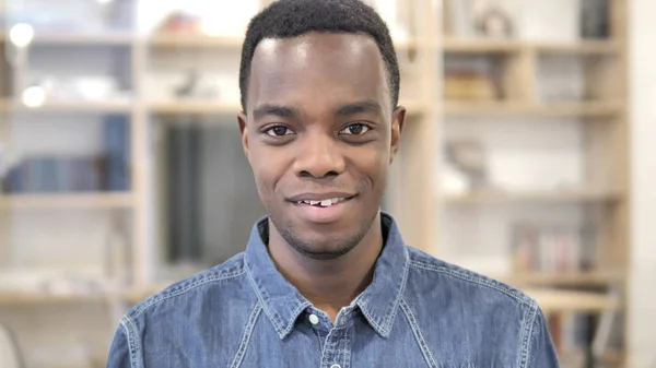 Evet Genç Afrikalı Man, Teklif Kabul — Stok fotoğraf