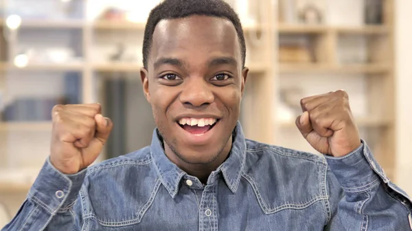 Joven africano celebrando el éxito —  Fotos de Stock