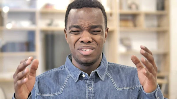 Misslyckande, ung afrikansk man reagerar på förlust — Stockfoto